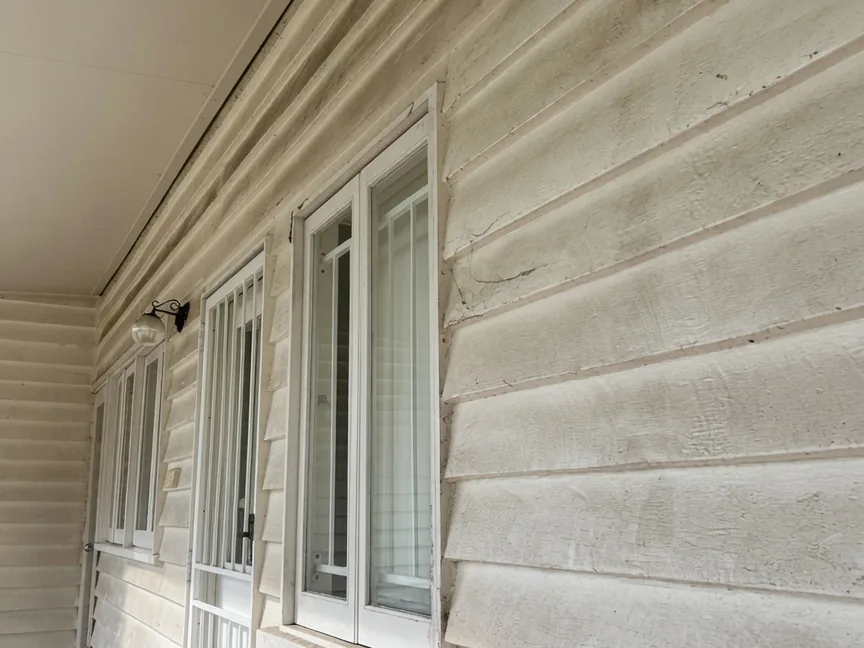 Brisbane verandah and weatherboards before external house washing, grimy and dull